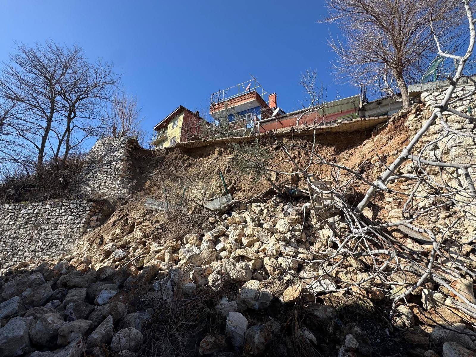 İstinat Duvarı Çöktü, 2 Araç Altında Kaldı (8)