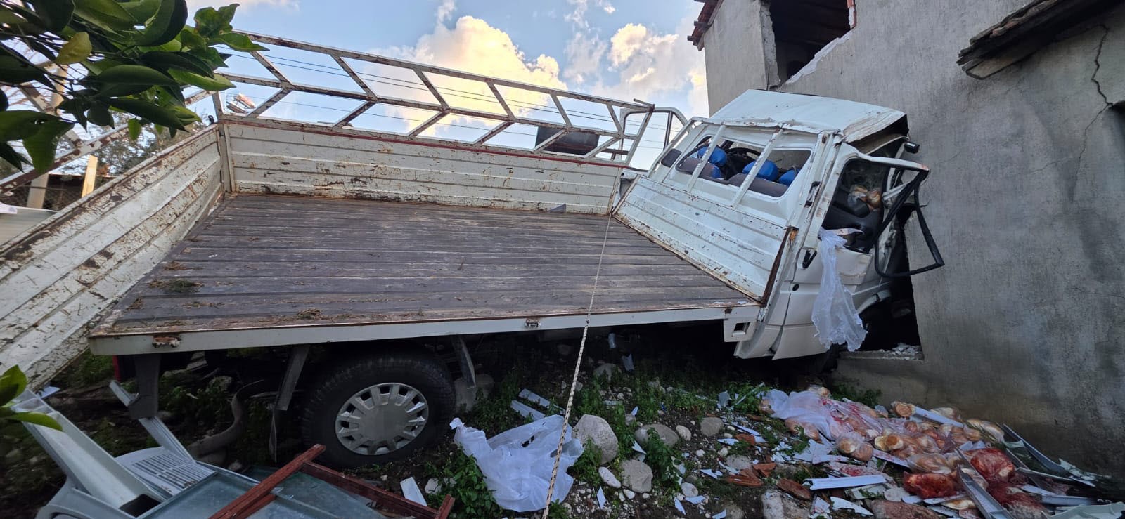 Kamyonet Ile Eve Daldı, 19 Yaşındaki Genç Hayatını Kaybetti (2)