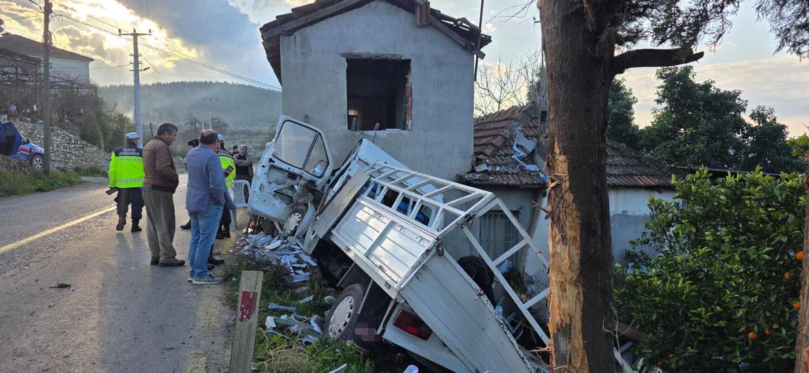 Kamyonet Ile Eve Daldı, 19 Yaşındaki Genç Hayatını Kaybetti (3)