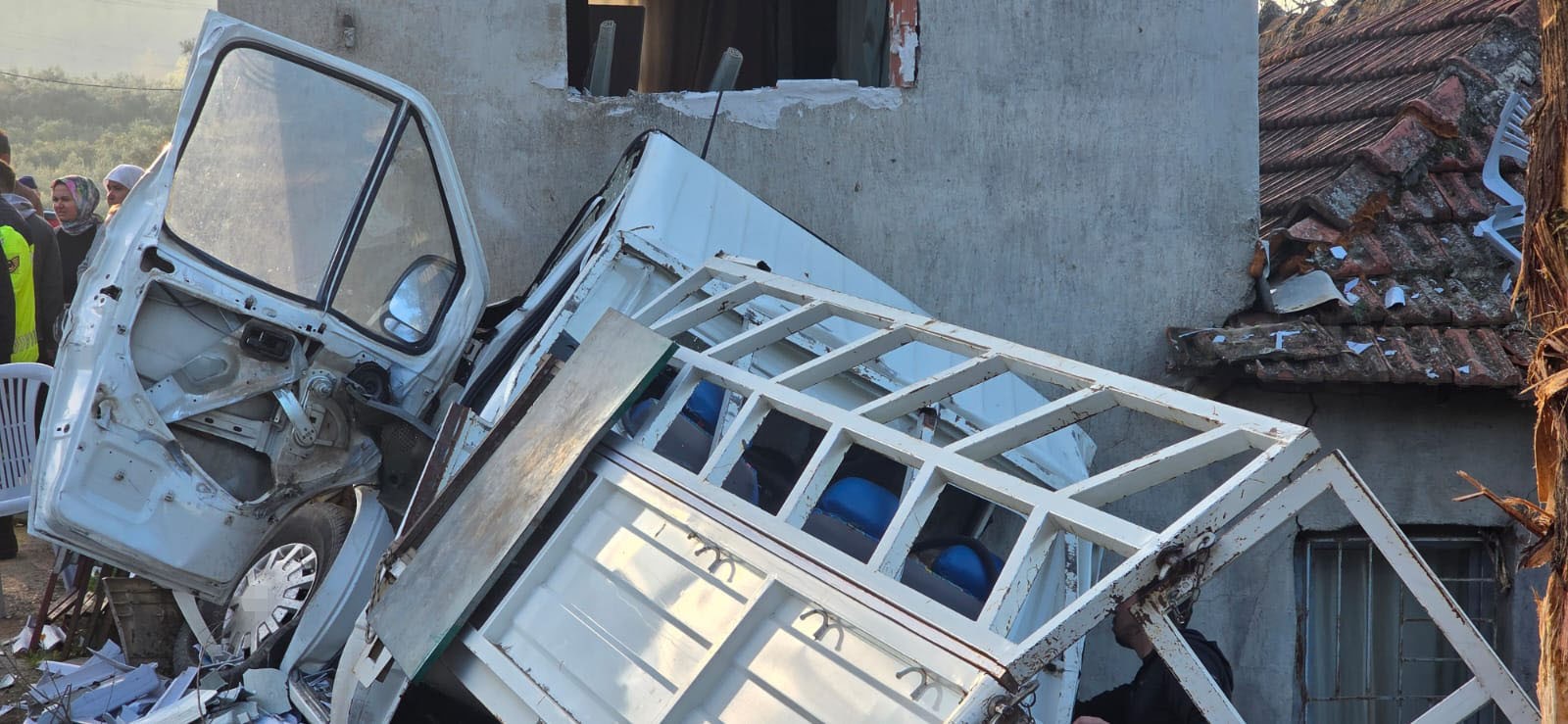 Kamyonet Ile Eve Daldı, 19 Yaşındaki Genç Hayatını Kaybetti (4)