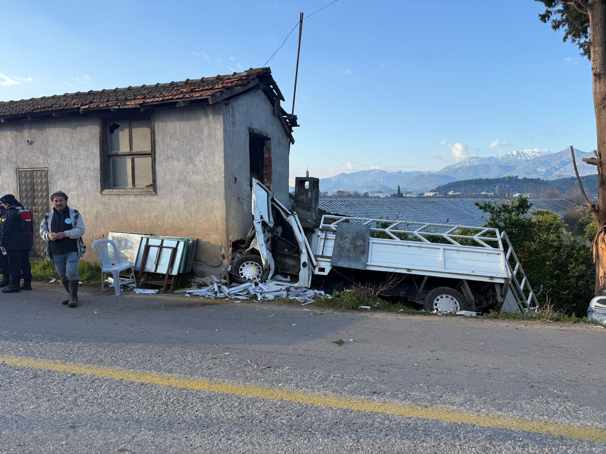 Kamyonet Ile Eve Daldı, 19 Yaşındaki Genç Hayatını Kaybetti (6)