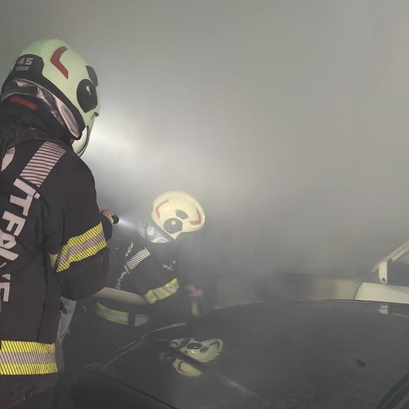 Kapalı Otoparkta Duran Otomobili Alevler Sardı (3)