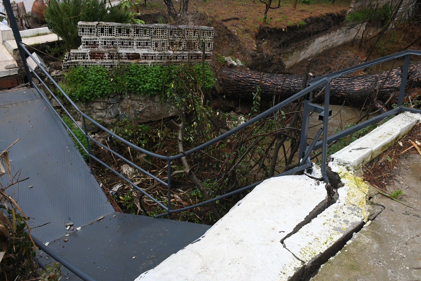 Kuşadasi Beledi̇yesi̇ Olasi Bi̇r Faci̇anin Önüne Geçti̇ (5)