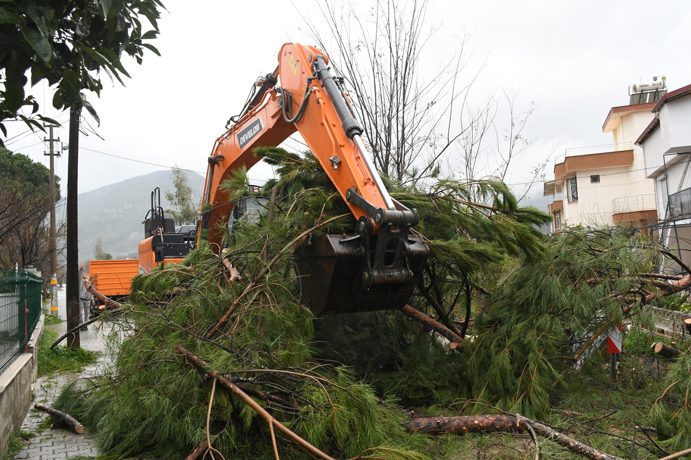 Kuşadasi Beledi̇yesi̇ Olasi Bi̇r Faci̇anin Önüne Geçti̇ (7)