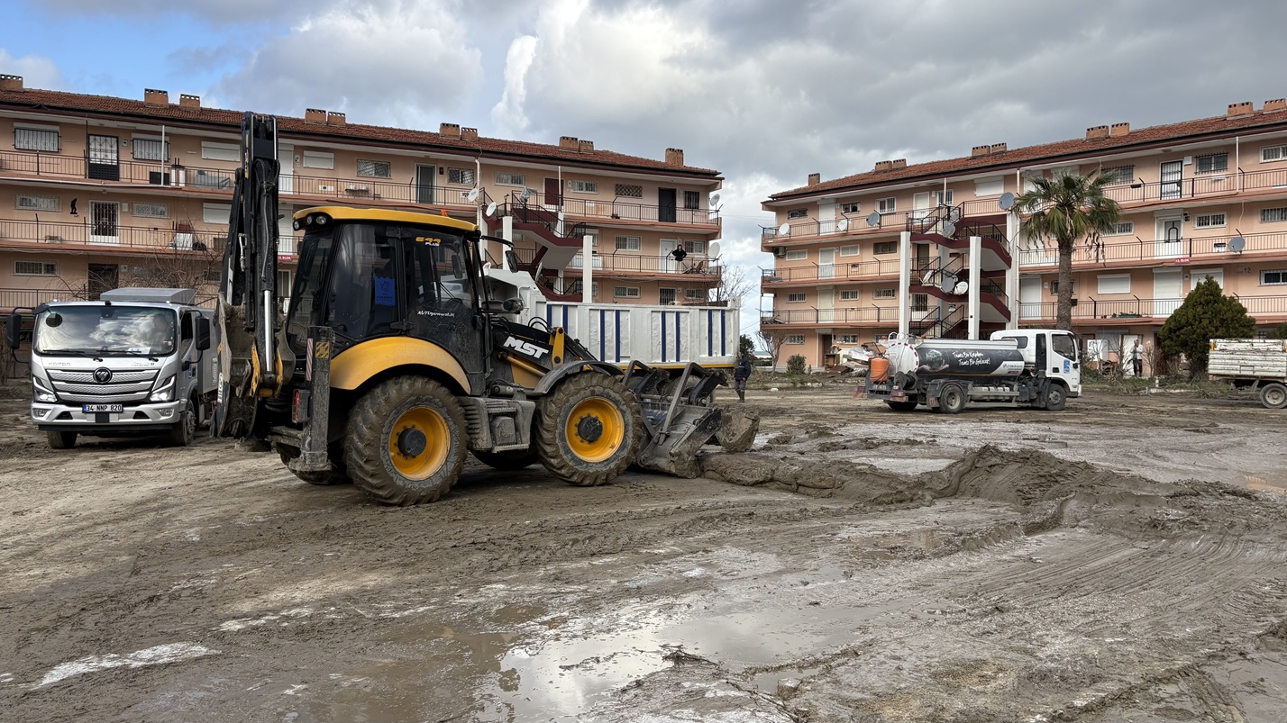Kuşadasi Beledi̇yesi̇ Sağanak Yağişin İzleri̇ni̇ Temi̇zlemeye Devam Edi̇yor (1)