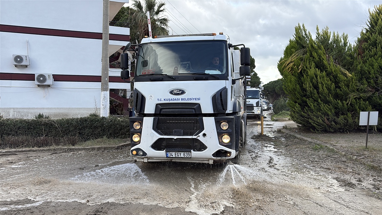 Kuşadasi Beledi̇yesi̇ Sağanak Yağişin İzleri̇ni̇ Temi̇zlemeye Devam Edi̇yor (3)