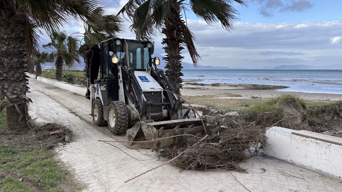 Kuşadasi Beledi̇yesi̇ Sağanak Yağişin İzleri̇ni̇ Temi̇zlemeye Devam Edi̇yor (4)