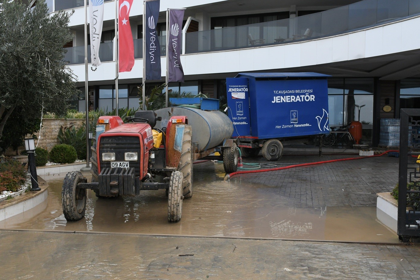 Kuşadası Belediyesi Selin Yaralarını Sarmak Için Saha Çalışmalarını Sürdürüyor (6)