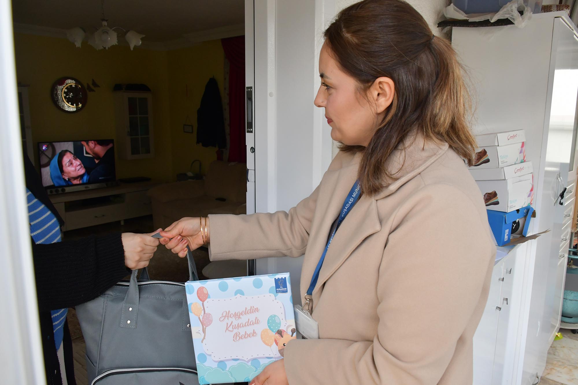 Kuşadası Belediyesi Yeni Doğan Hemşehrilerini Ziyaret Etmeye Devam Ediyor (4)