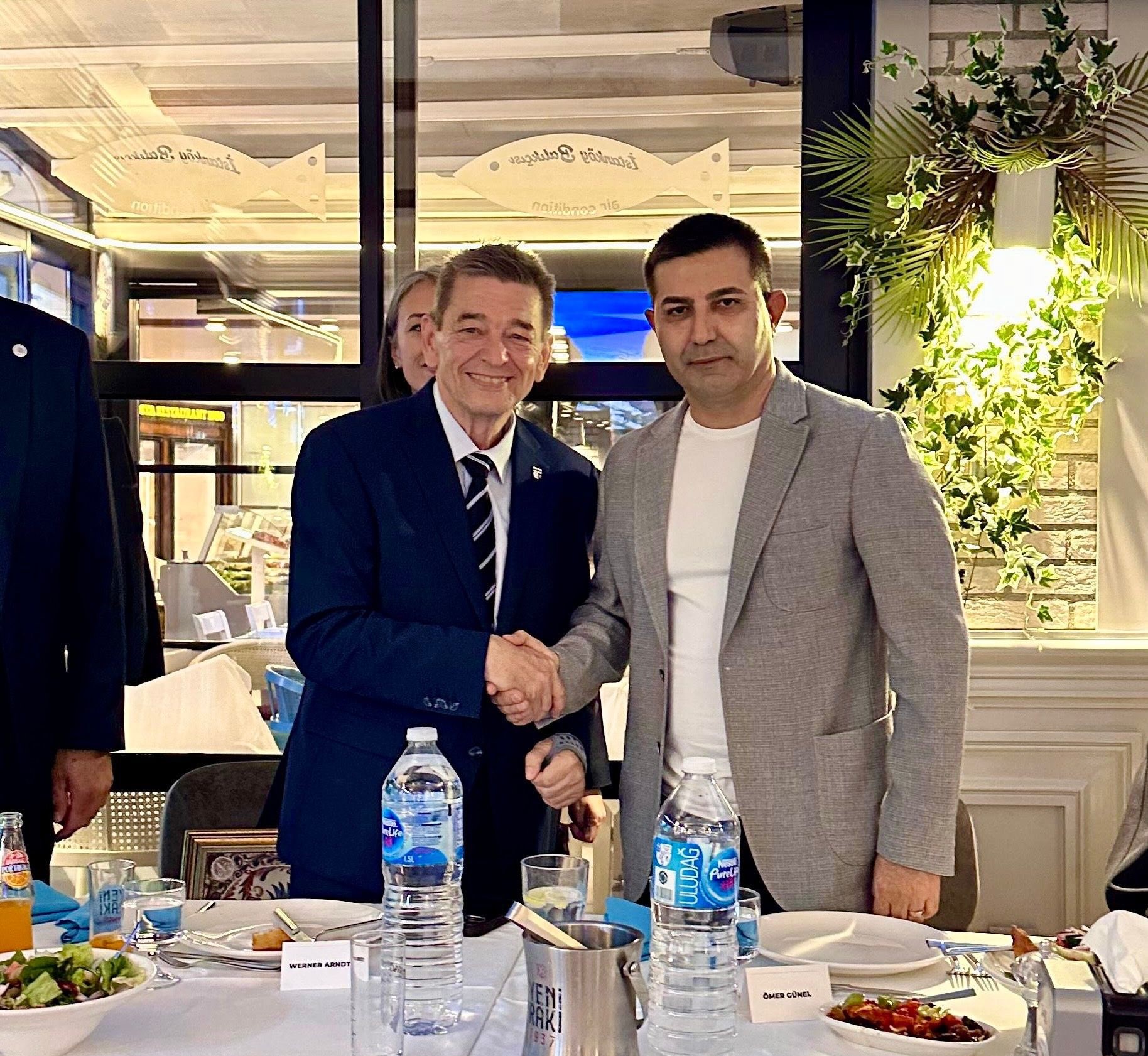 Kuşadası Belediyesi’nden Arndt’a Fahri Hemşehrilik Beratı (2)