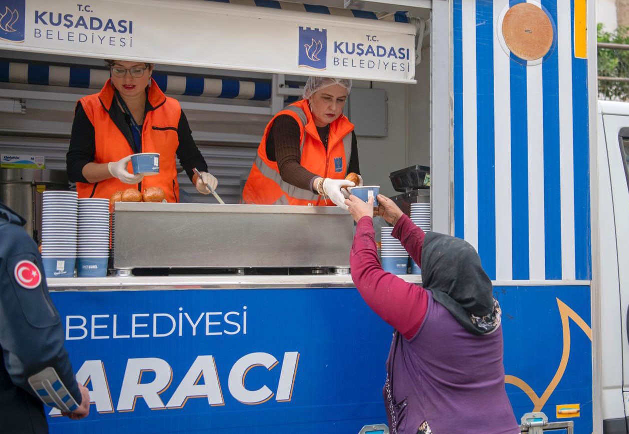 Kuşadası Belediyesi’nin Sıcak Çorba Ikramı Başladı (2)