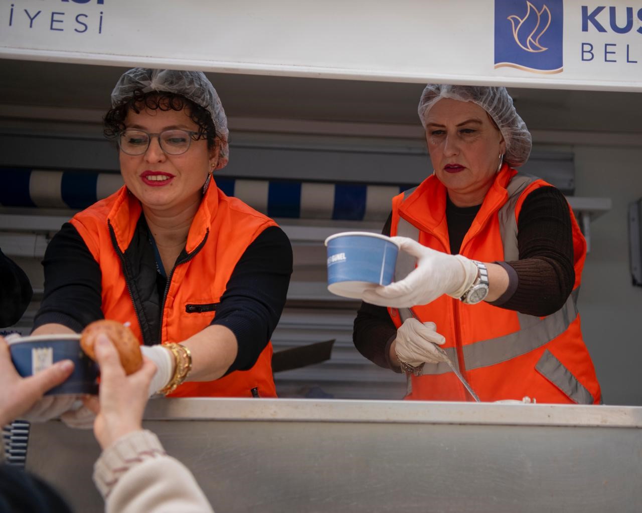 Kuşadası Belediyesi’nin Sıcak Çorba Ikramı Başladı (3)