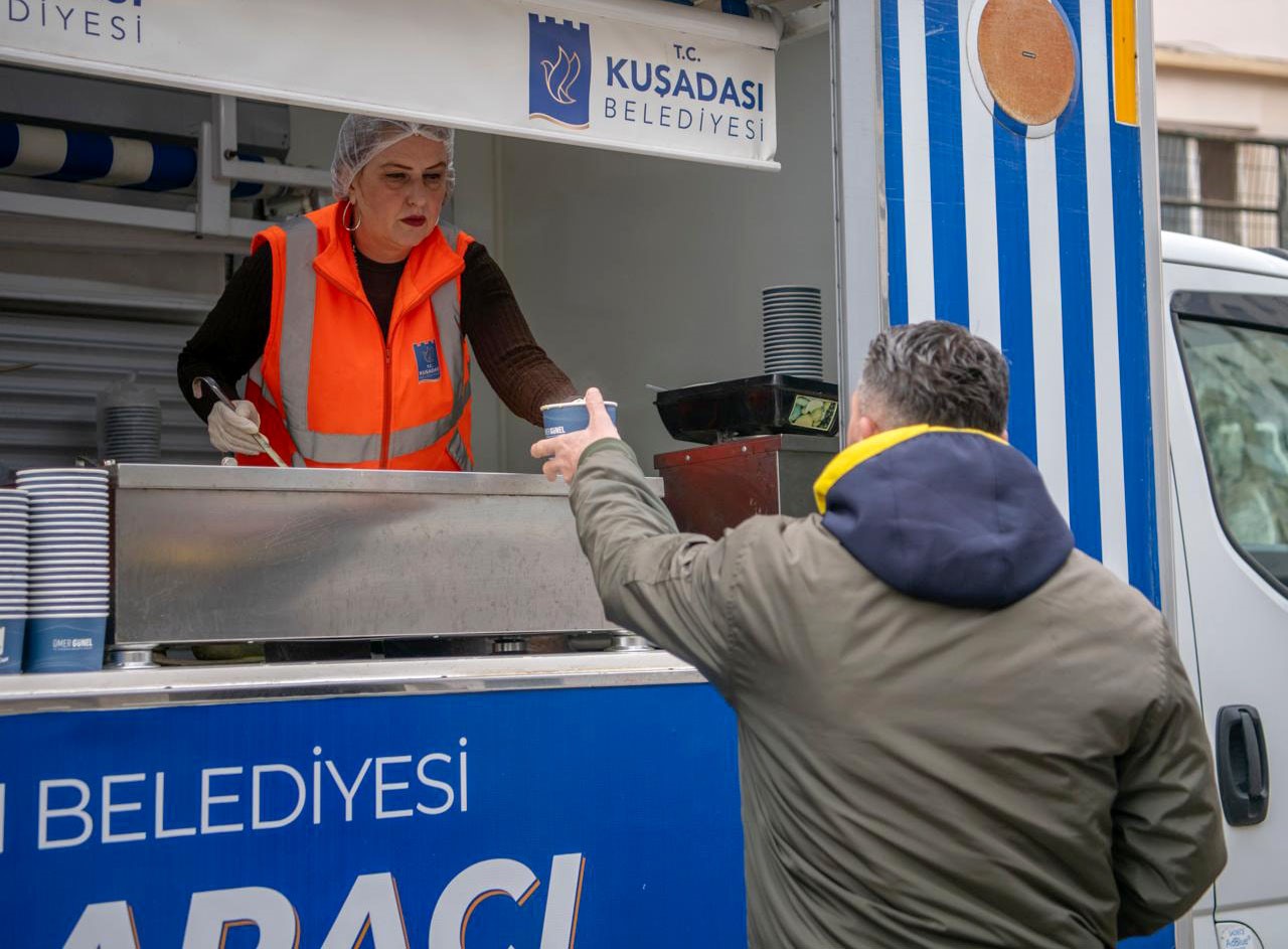 Kuşadası Belediyesi’nin Sıcak Çorba Ikramı Başladı (5)