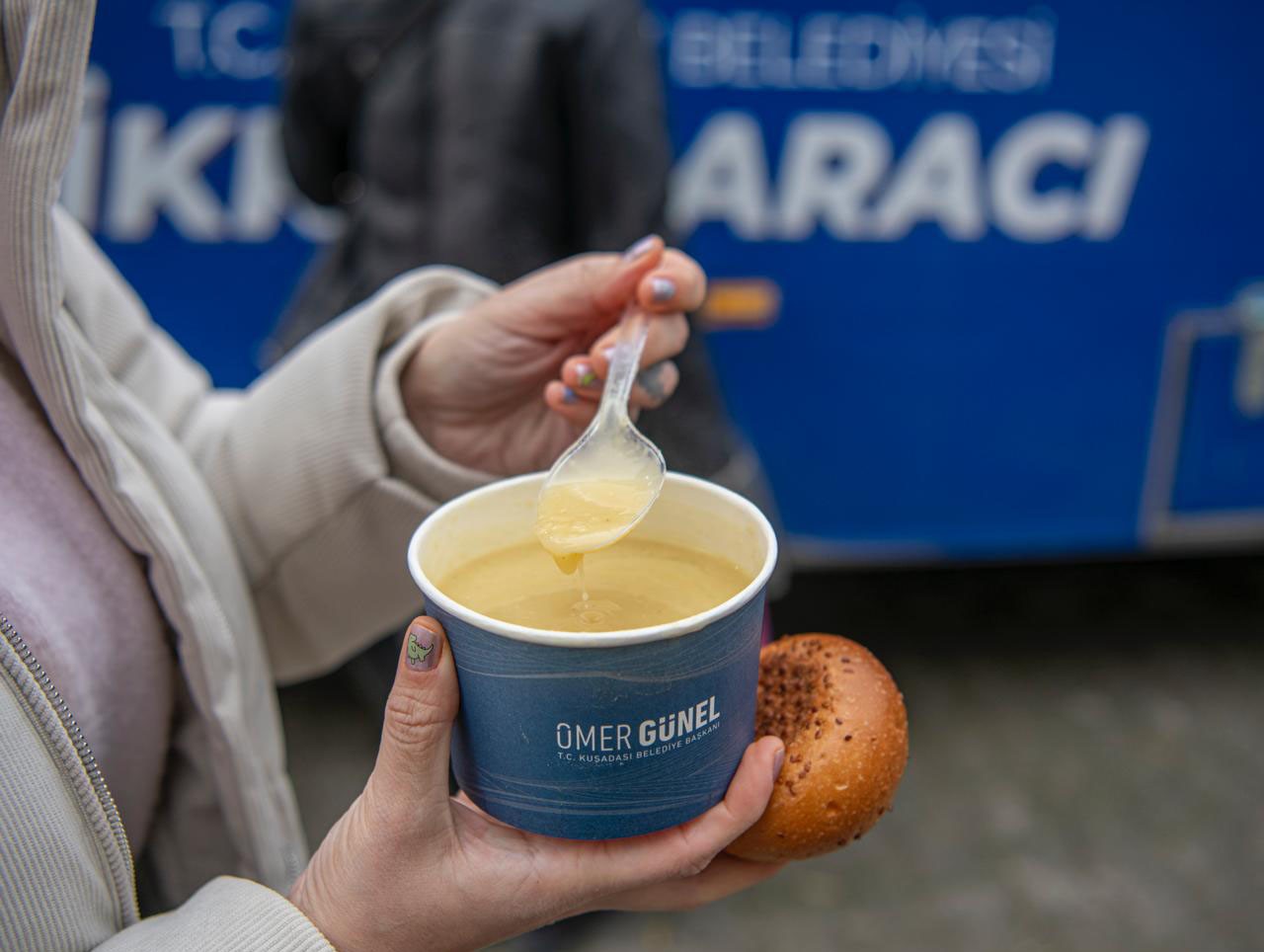 Kuşadası Belediyesi’nin Sıcak Çorba Ikramı Başladı (6)