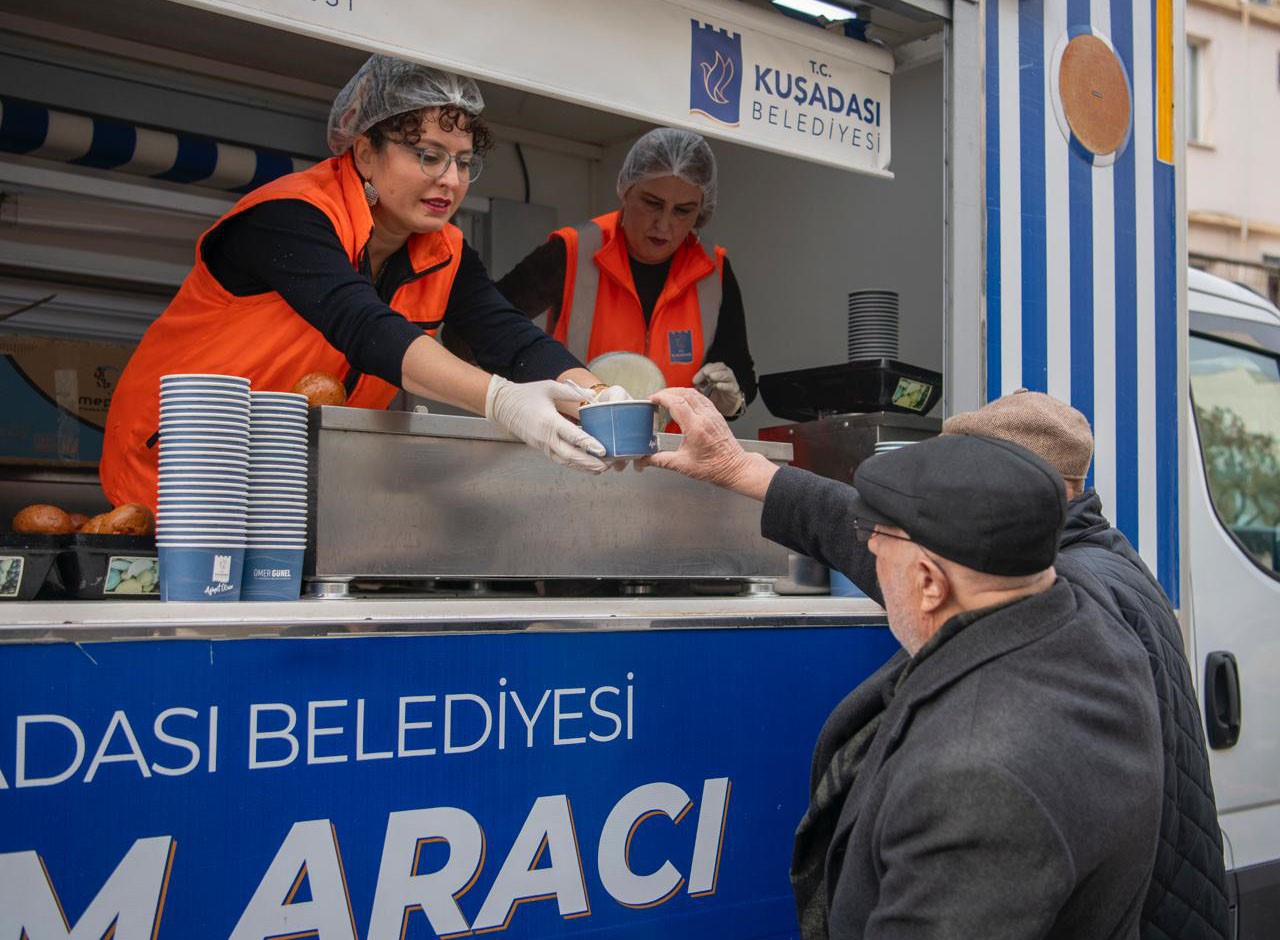 Kuşadası Belediyesi’nin Sıcak Çorba Ikramı Başladı (7)