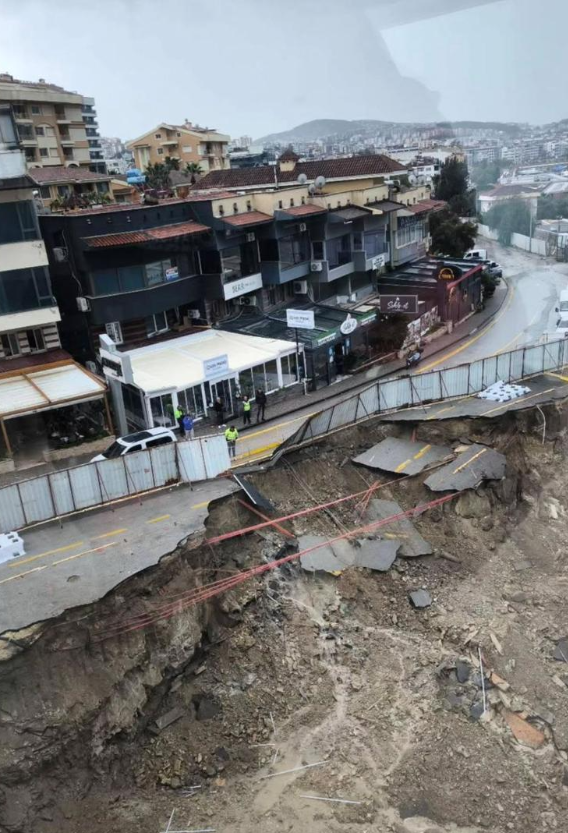 Kuşadası’nda Avcılar İnşaat Faciası.. Kazı Sonrası Yol Çöktü, Bölge Alarmda (1)-2