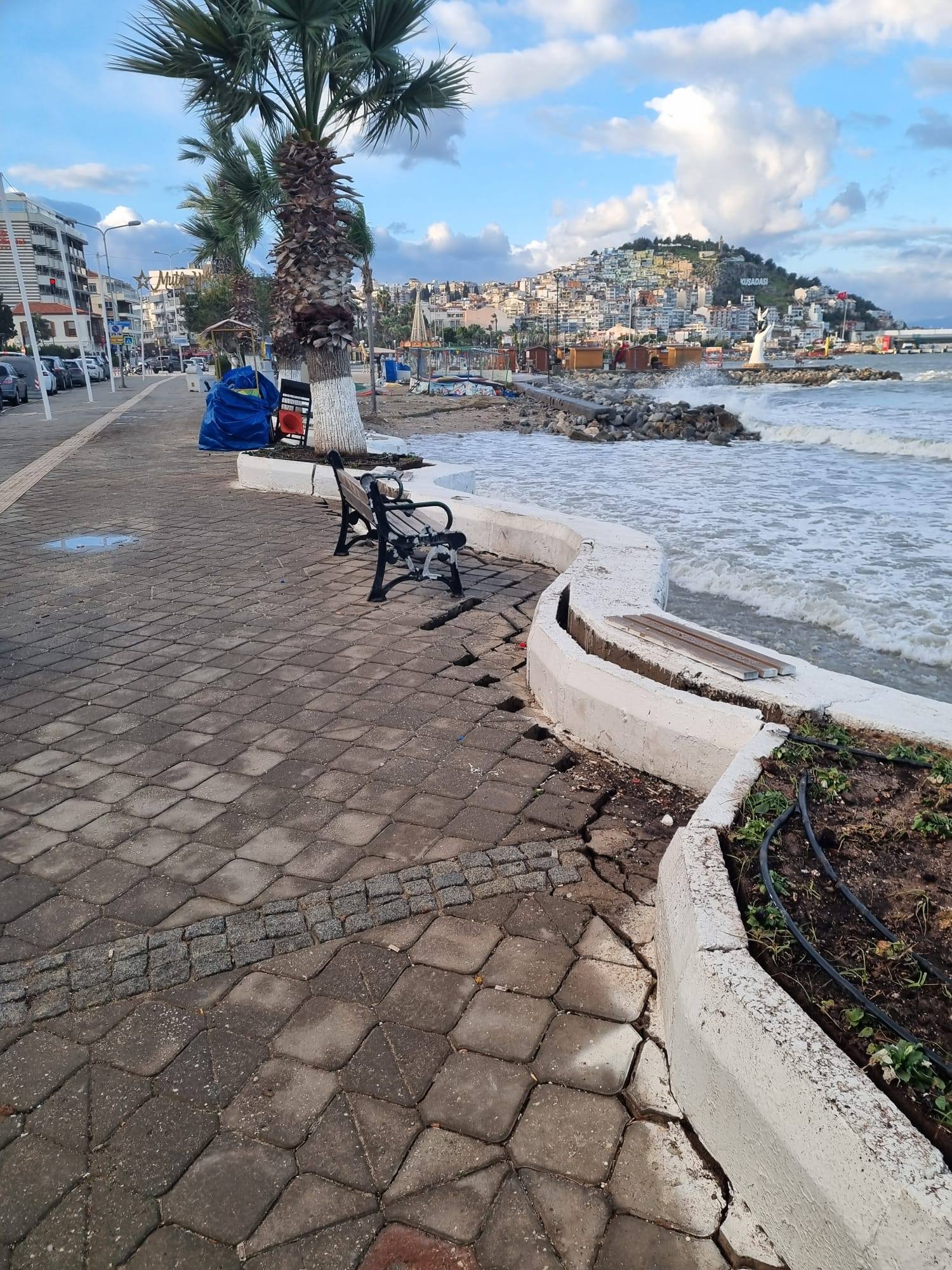 Kuşadası’nda Büyükşehir Belediyesi Sorumluluğundaki Alanlar Harabeye Döndü (5)