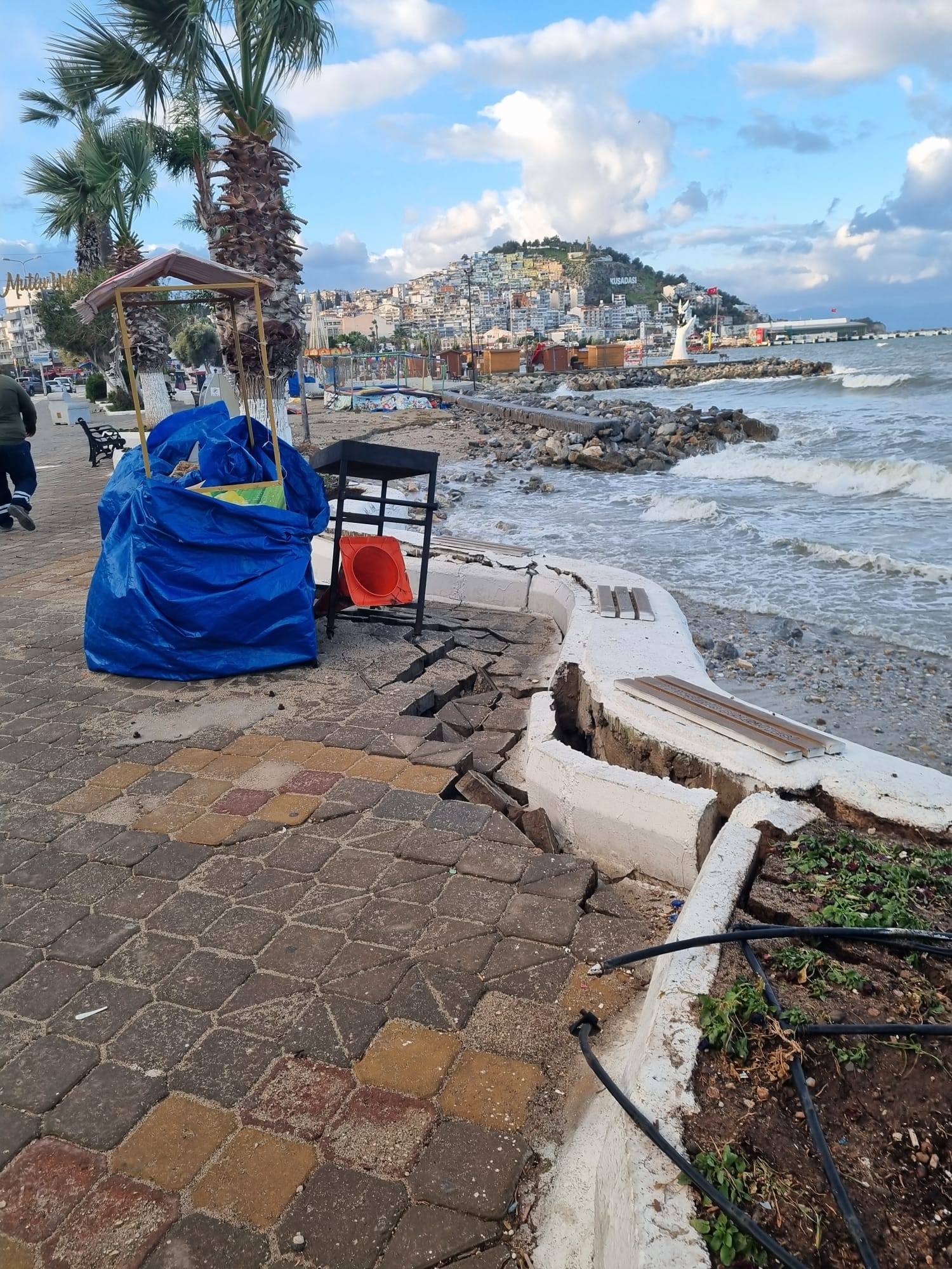 Kuşadası’nda Büyükşehir Belediyesi Sorumluluğundaki Alanlar Harabeye Döndü (6)