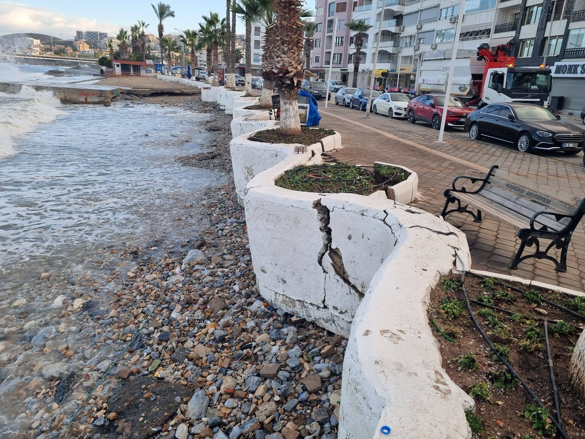 Kuşadası’nda Büyükşehir Belediyesi Sorumluluğundaki Alanlar Harabeye Döndü (7)
