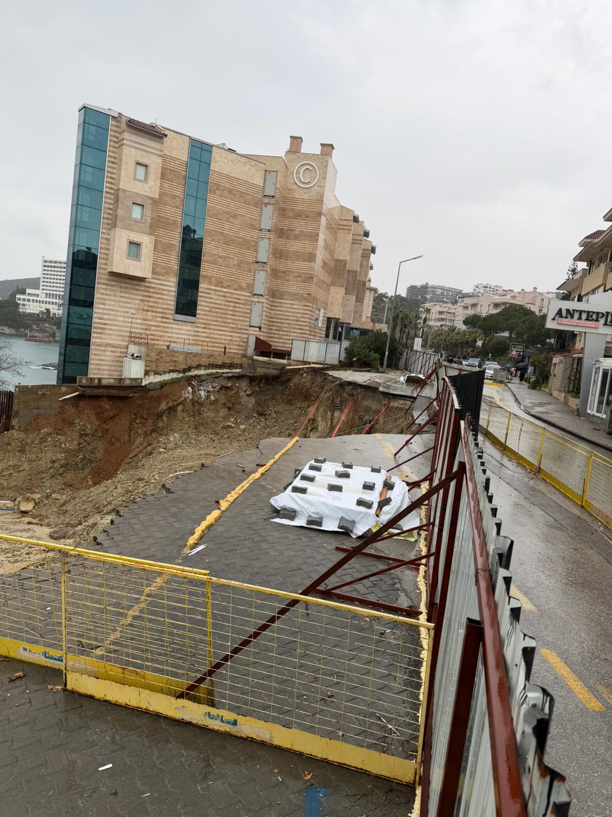 Kuşadası’nda Facia.. Avcılar İnşaat’ın Proje Alanında Yol Çöktü (1)-3