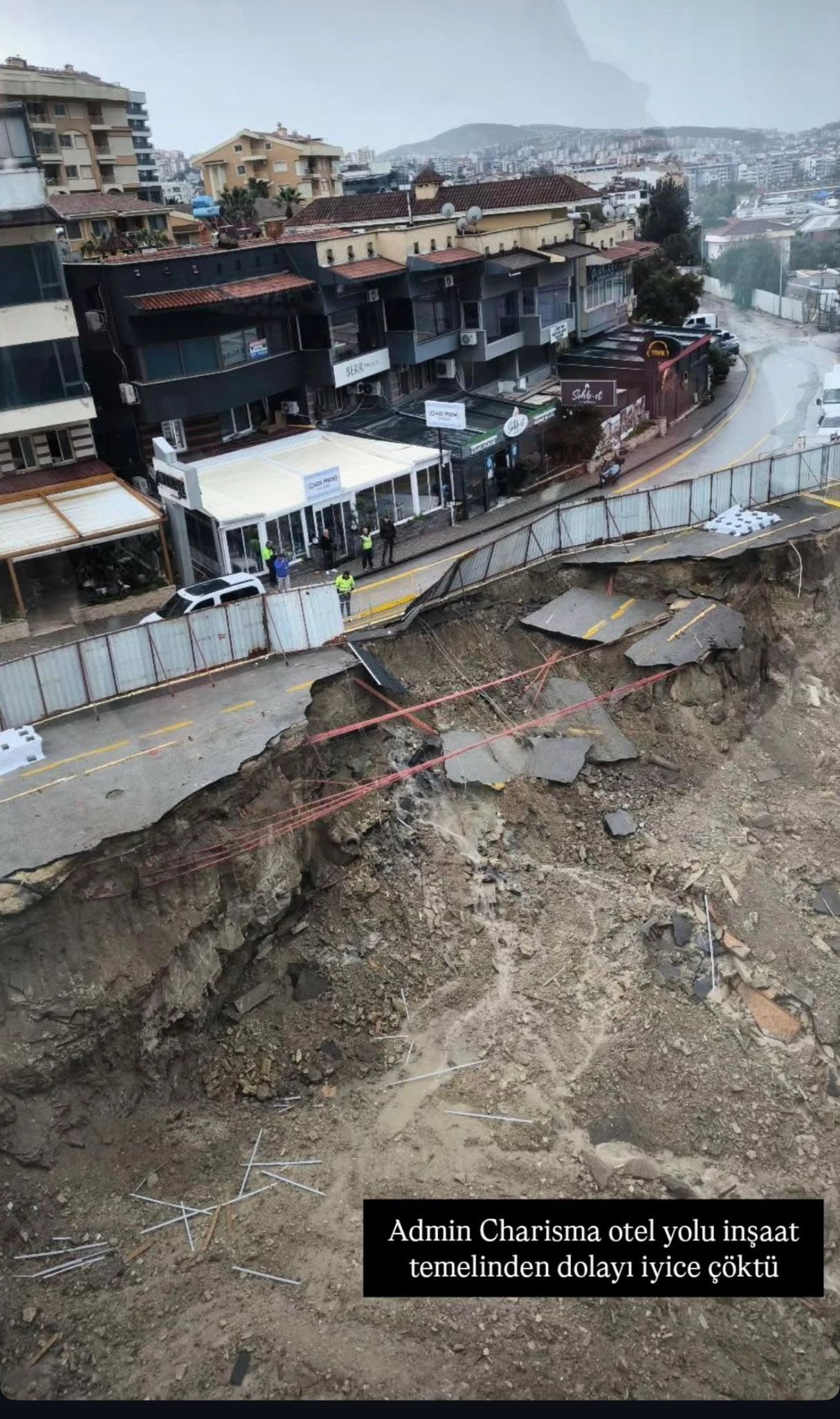 Kuşadası’nda Facia.. Avcılar İnşaat’ın Proje Alanında Yol Çöktü (2)-3