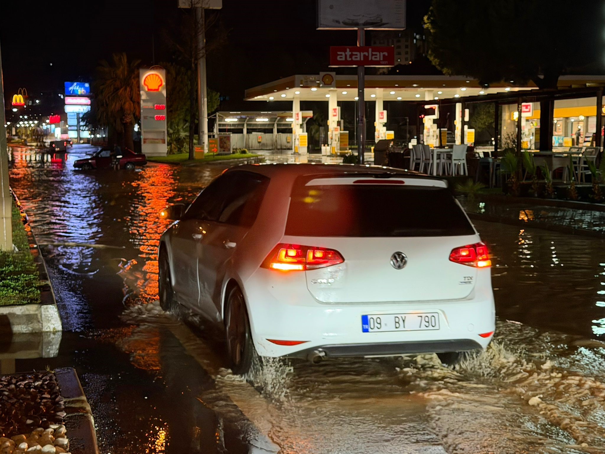 Kuşadası’nda Sağanak Yağış Yolları Göle Çevirdi (3)