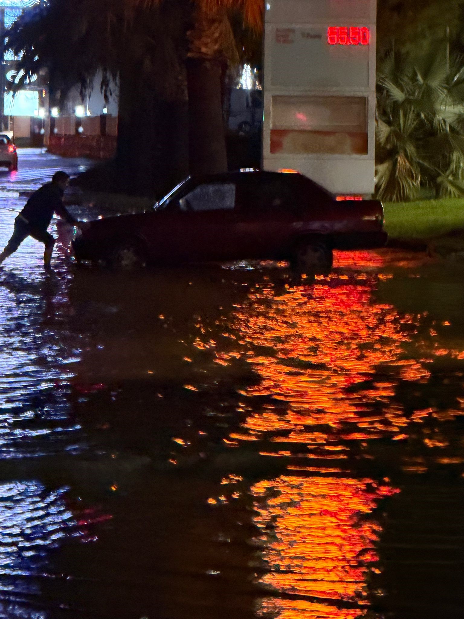 Kuşadası’nda Sağanak Yağış Yolları Göle Çevirdi (4)