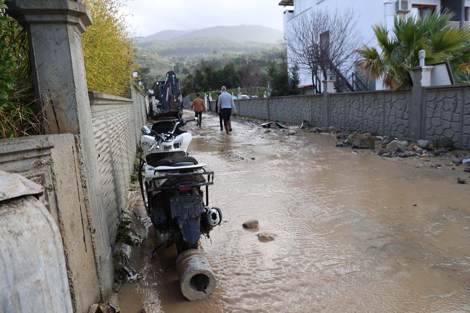 Kuşadası’nı Sel Vurdu, Milyonlarca Lira Zarar Var (4)