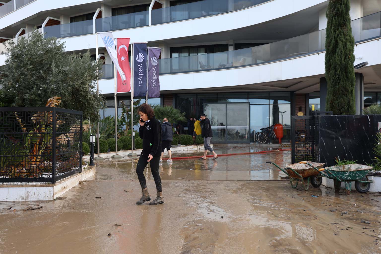 Kuşadası’nı Sel Vurdu, Milyonlarca Lira Zarar Var (5)