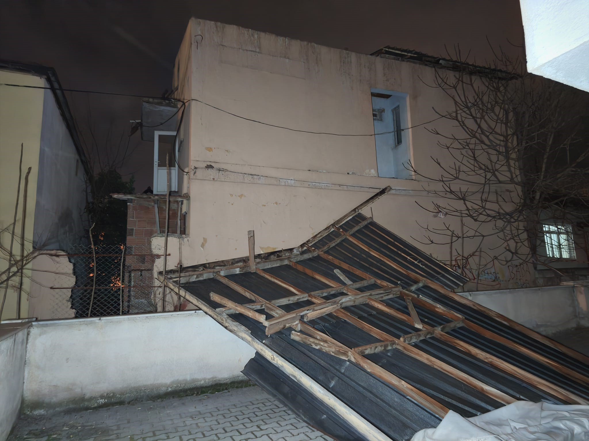 Lüks Otomobil Devrilen Ağacın Altında Kaldı (4)