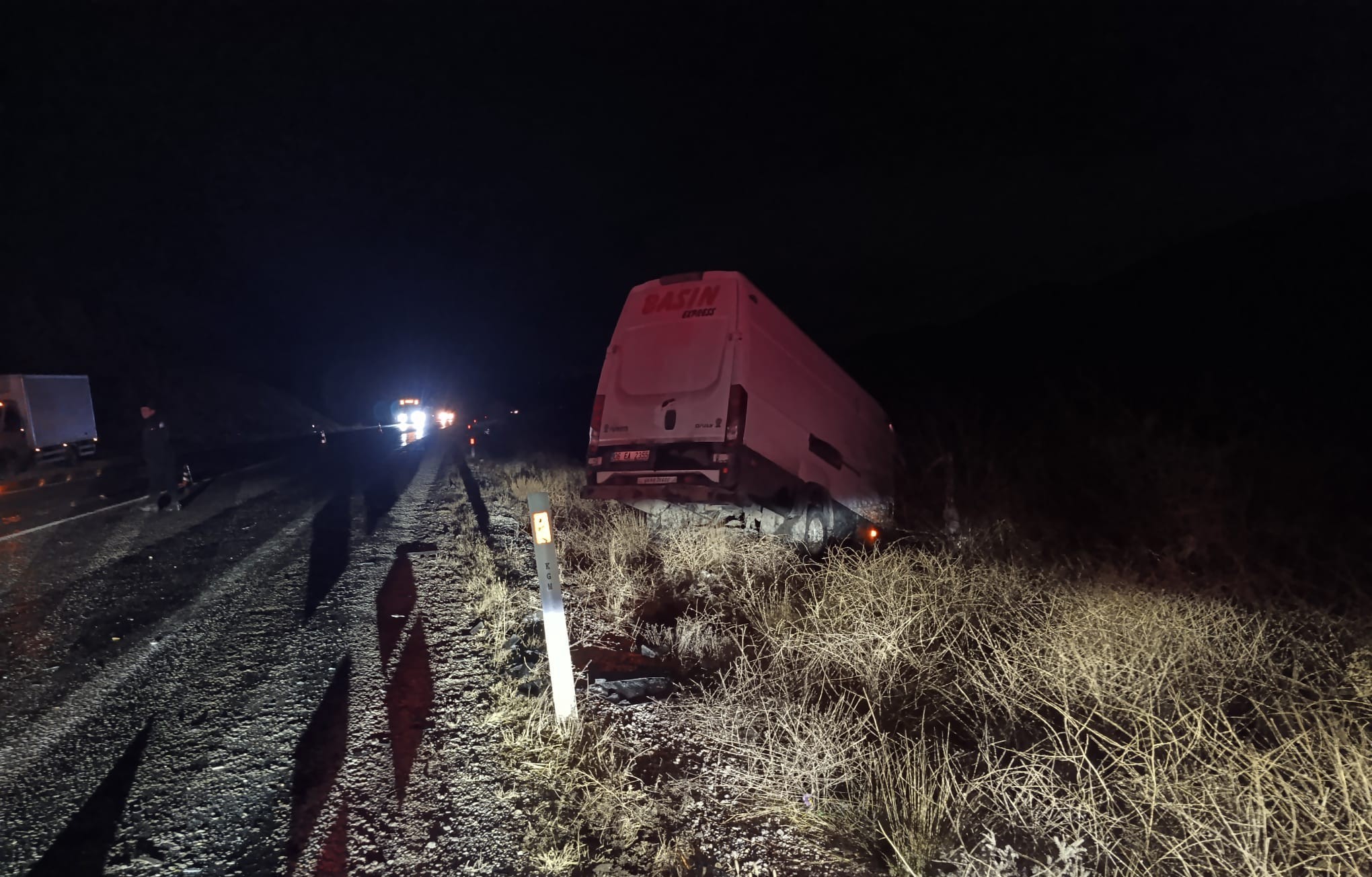 Minibüs Şarampole Devrildi (4)