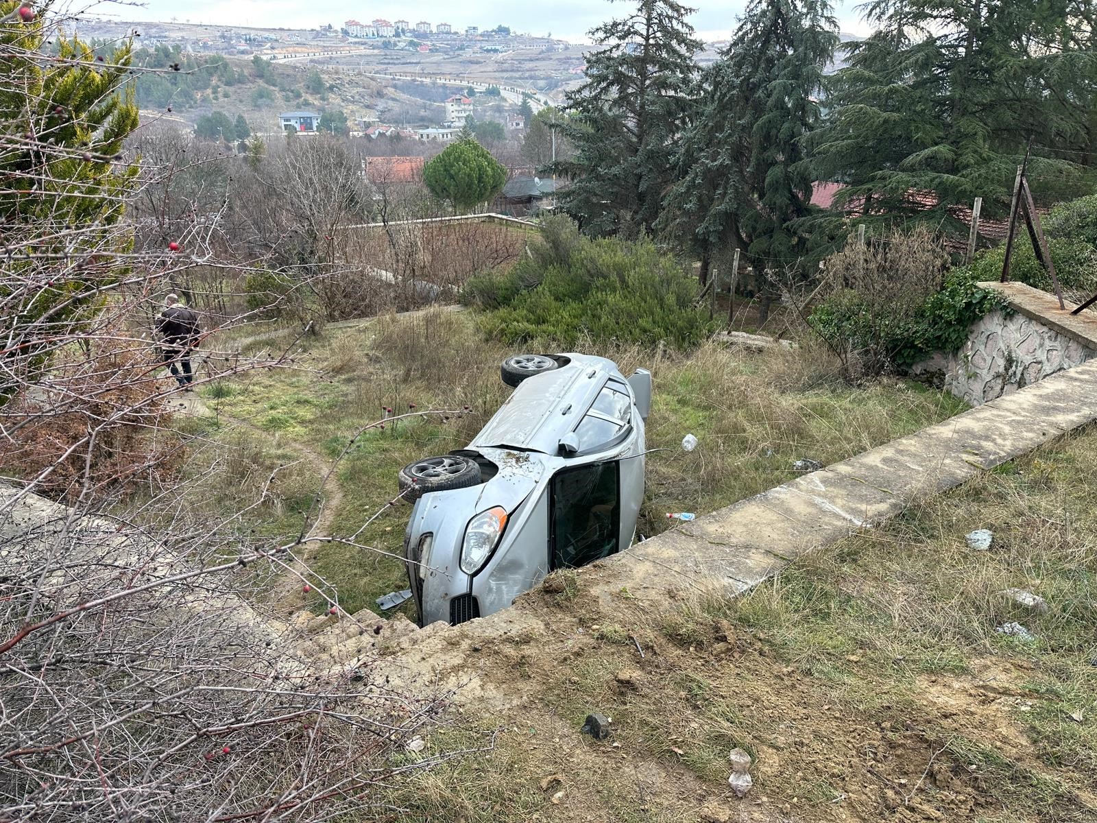 Otomobil Bahçeye Devrildi (3)