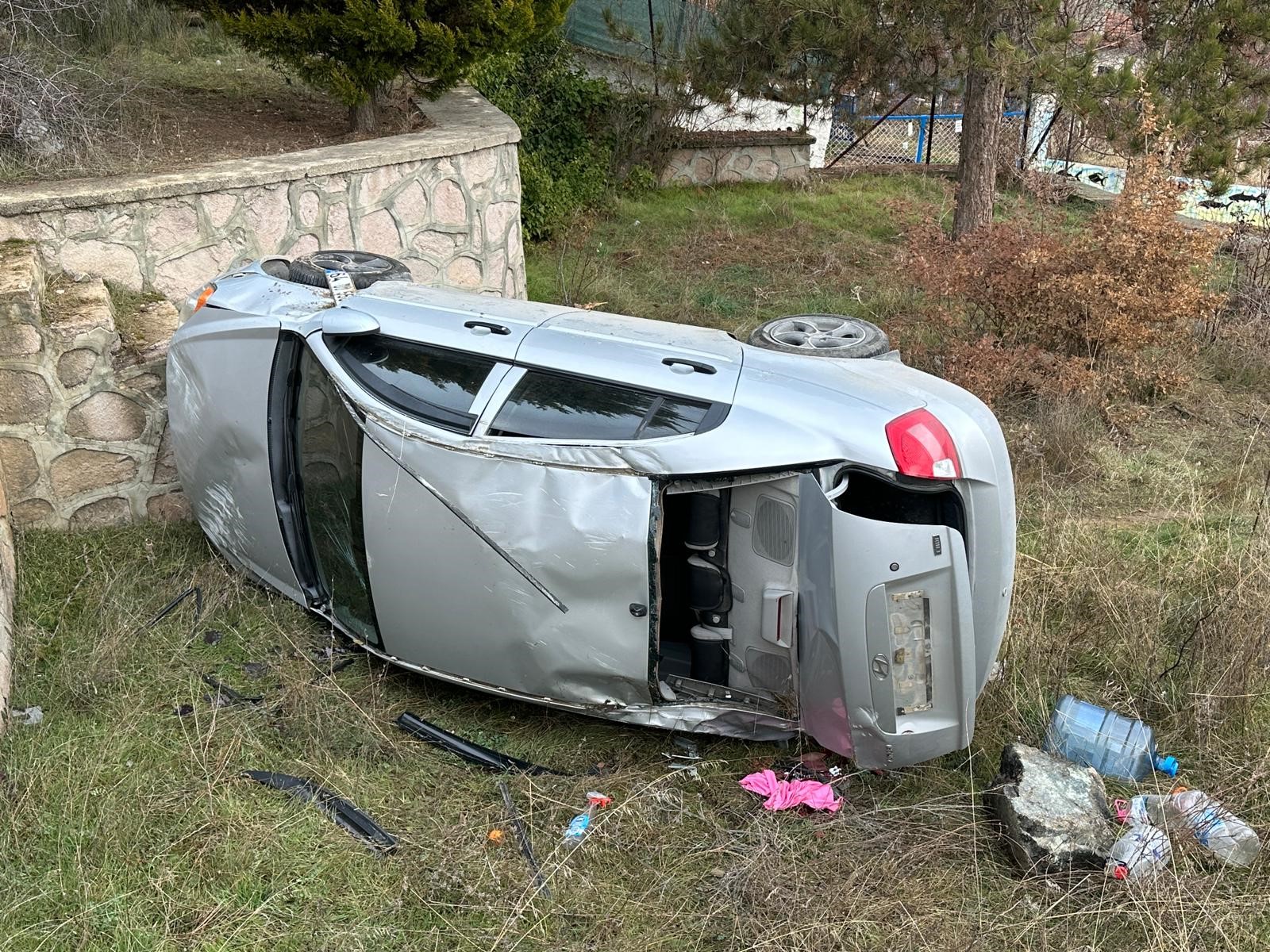 Otomobil Bahçeye Devrildi (5)