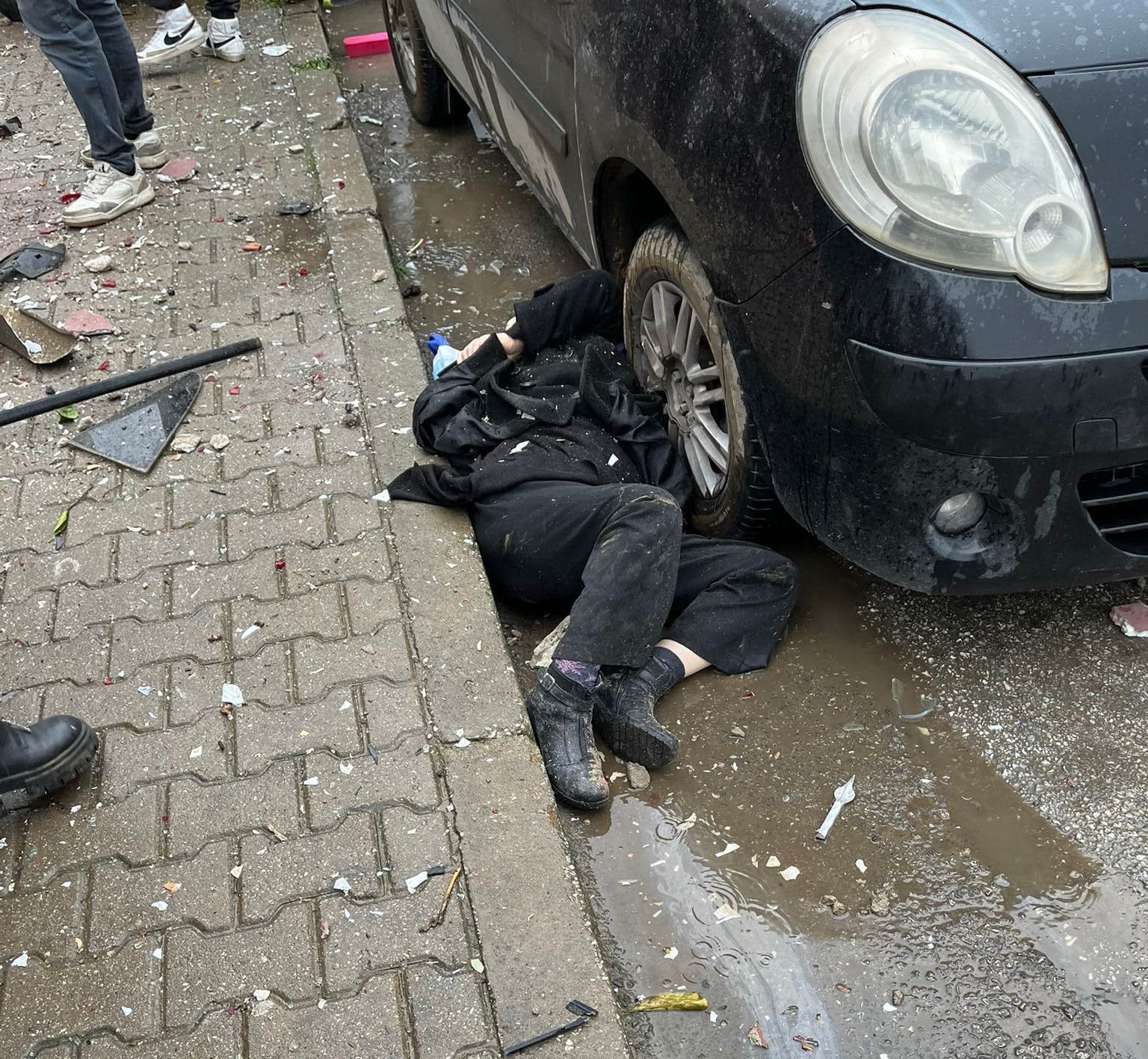 Otomobil Binanın Bahçesine Uçtu, Çok Sayıda Yaralı Var (3)