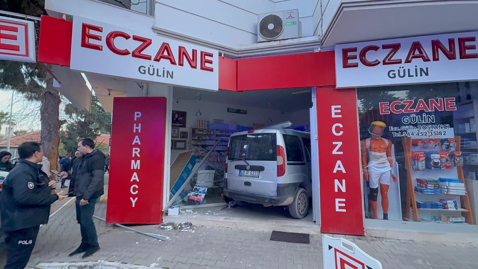 Otomobil Ile Eczaneye Daldı (2)