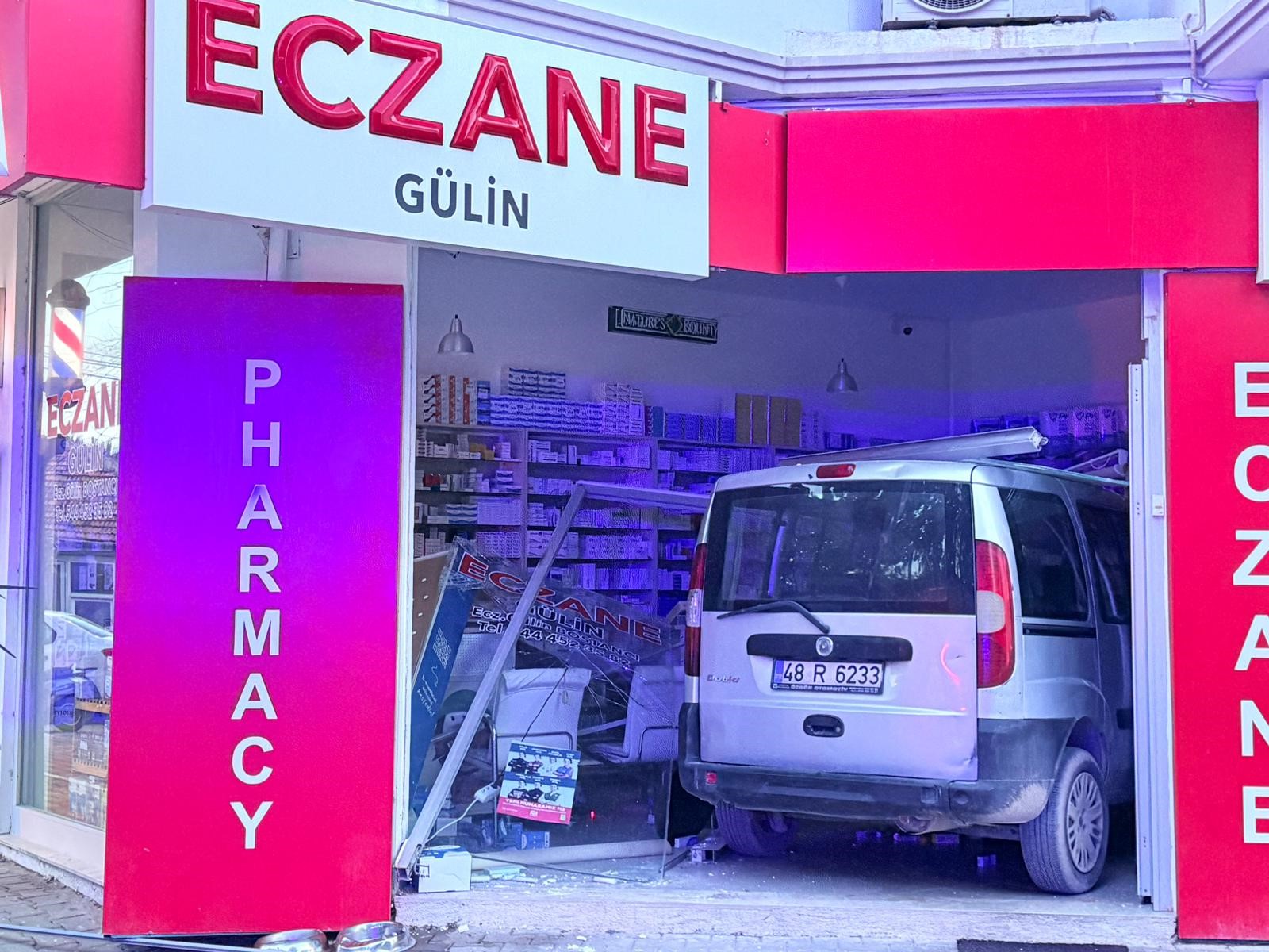 Otomobil Ile Eczaneye Daldı (3)