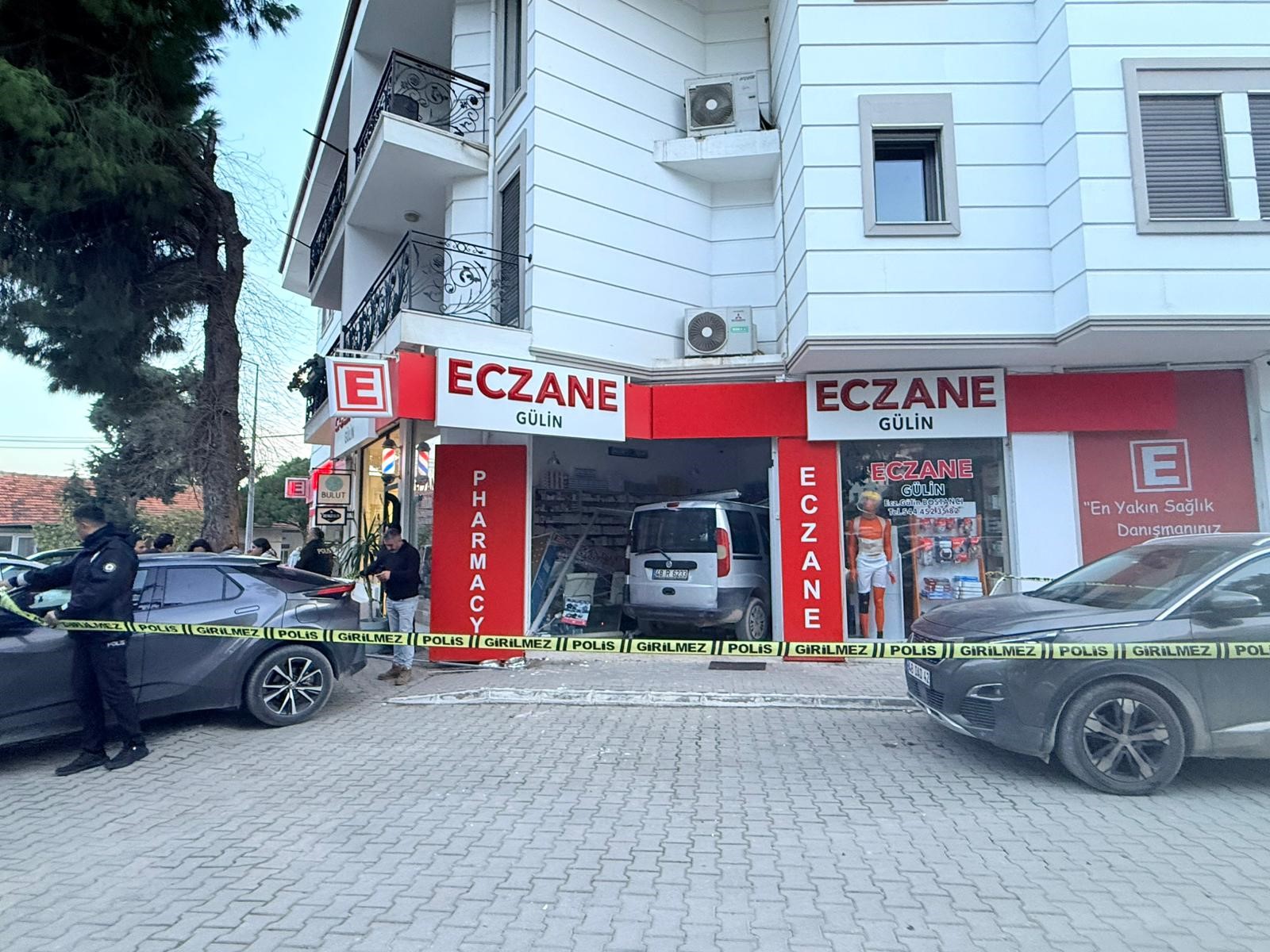 Otomobil Ile Eczaneye Daldı (4)
