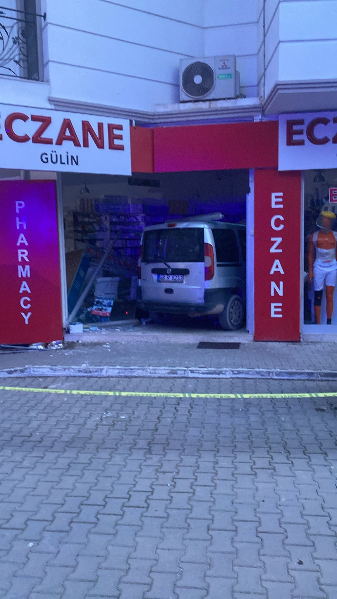 Otomobil Ile Eczaneye Daldı (5)