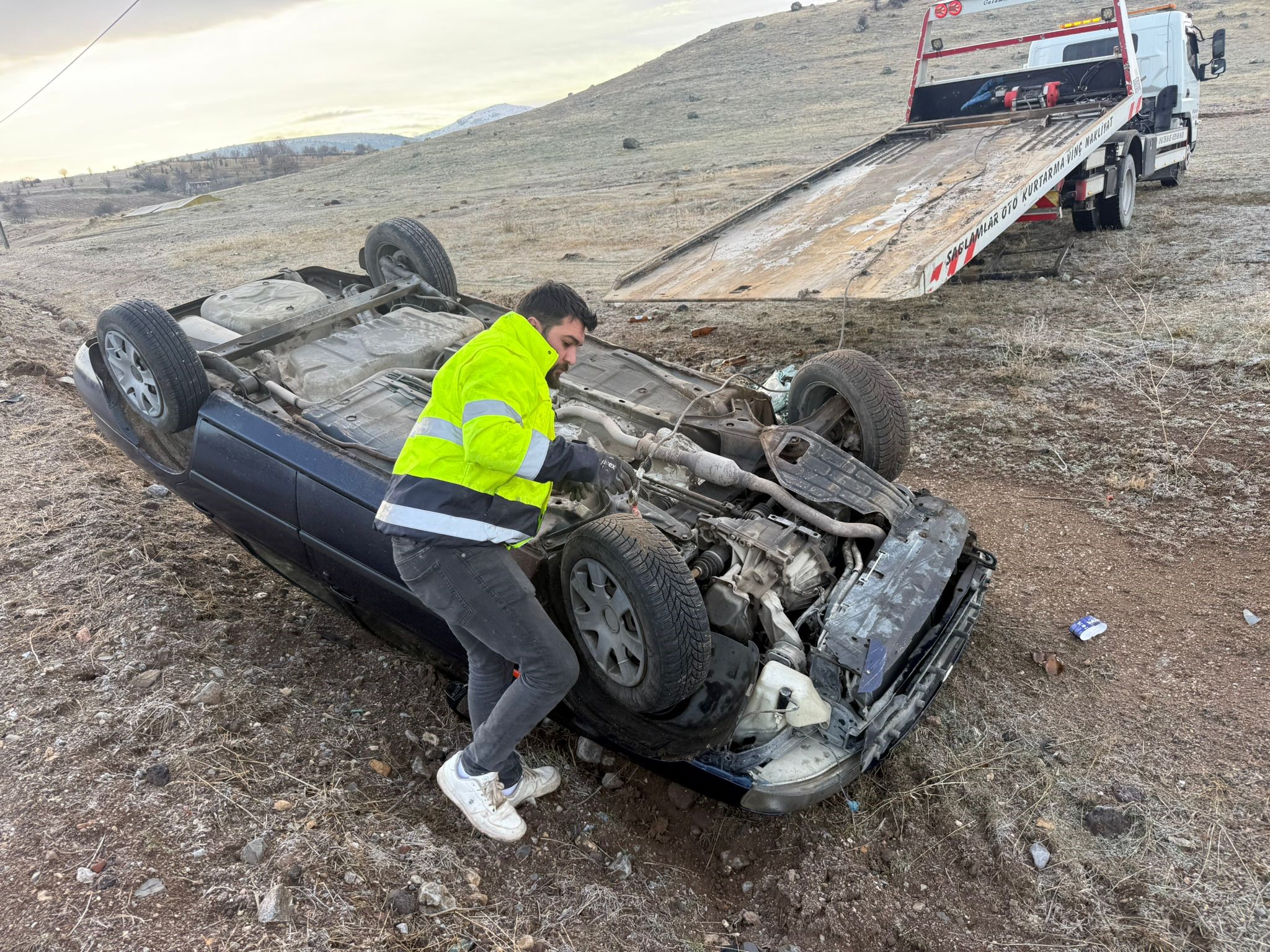 Otomobil Şarampole Devrildi (4)