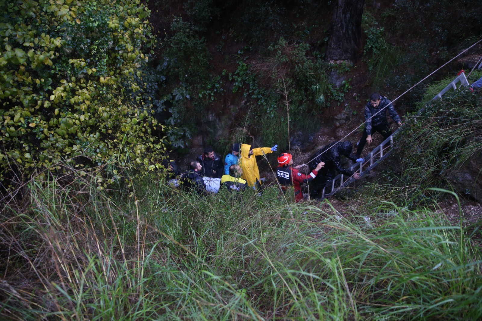 Otomobil Uçuruma Düştü (2)