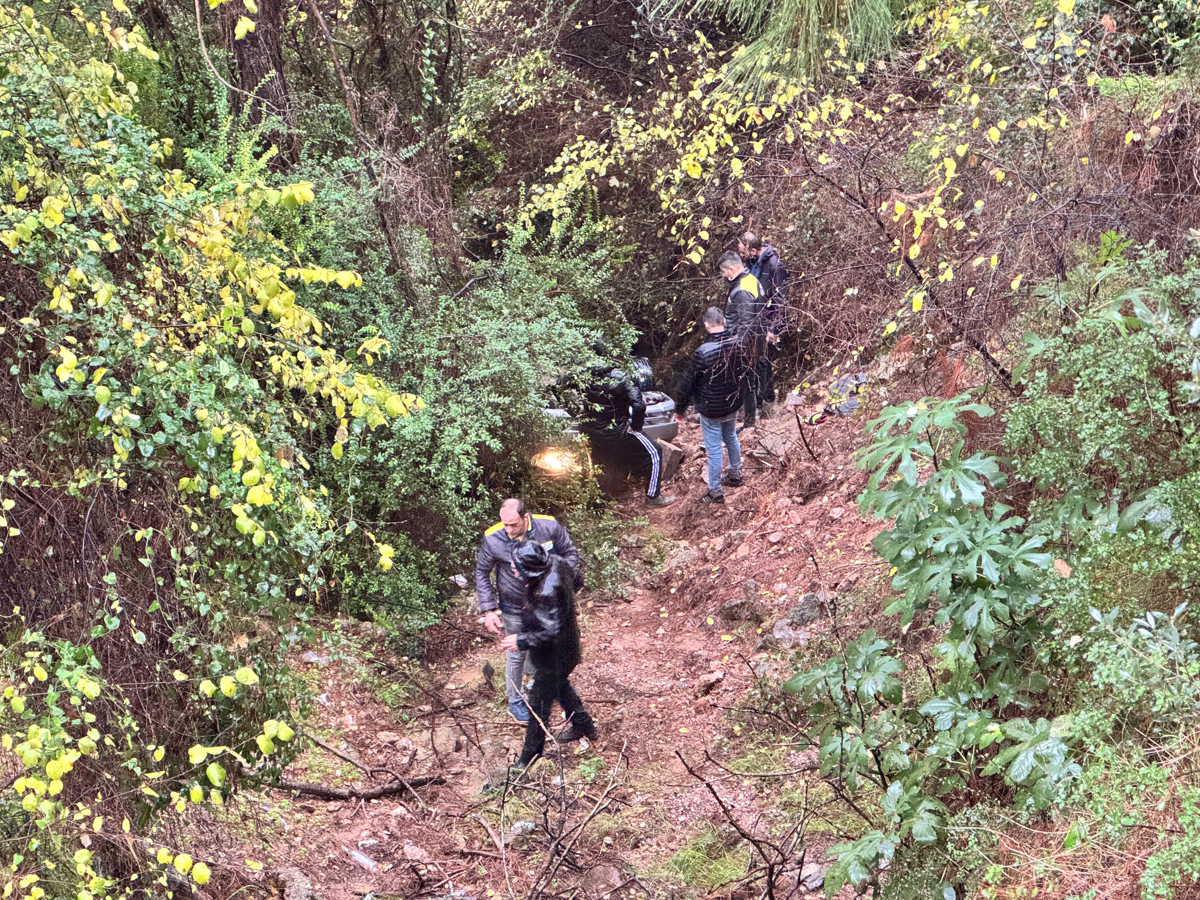 Otomobil Uçuruma Düştü (3)