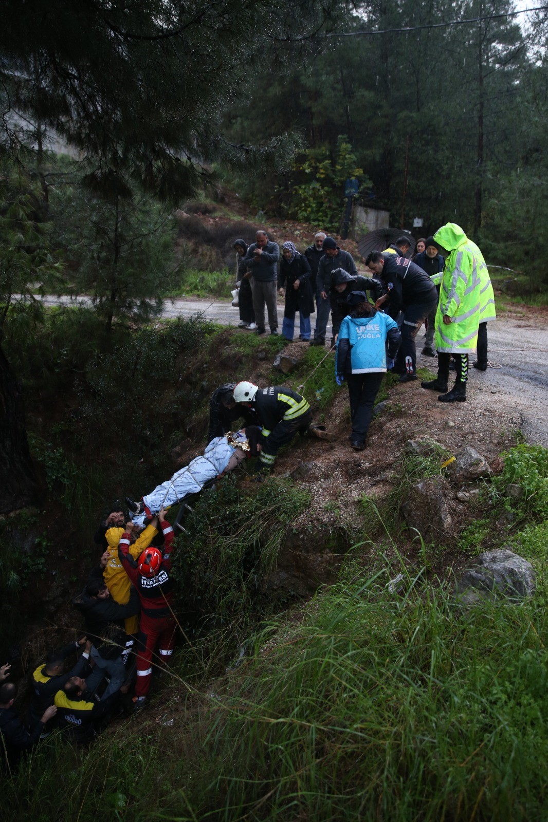 Otomobil Uçuruma Düştü (6)