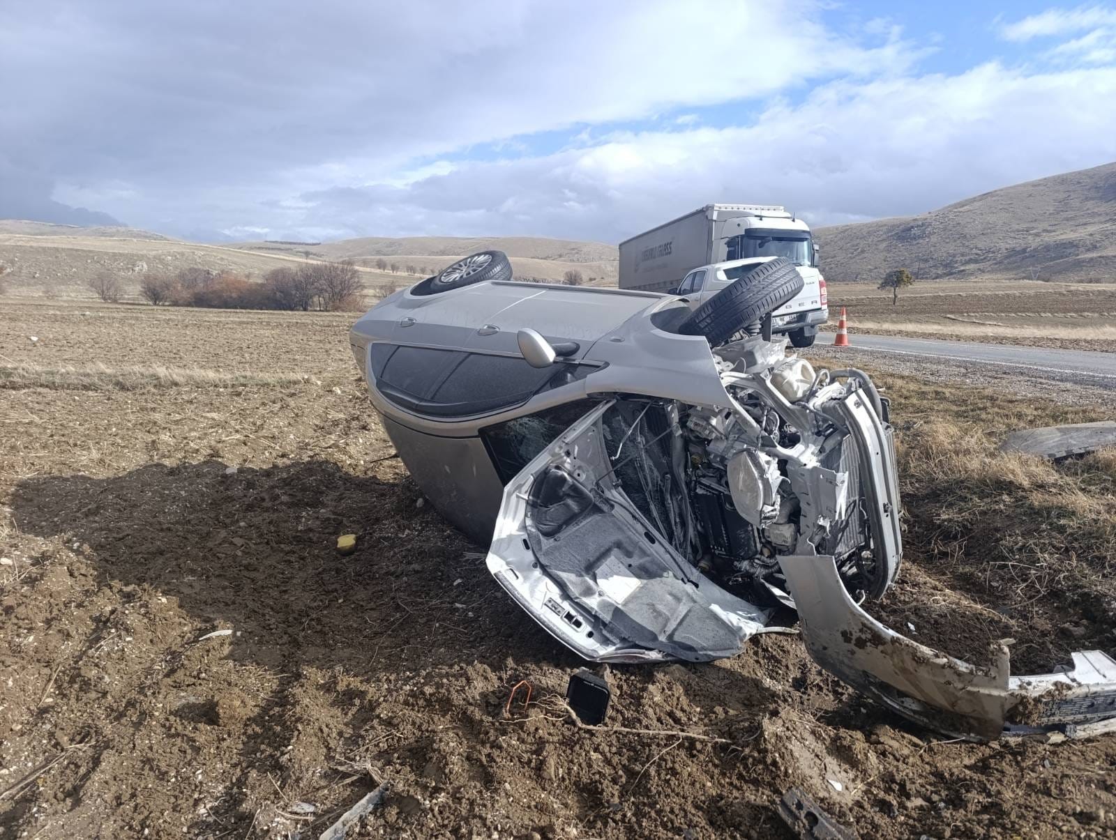 Otomobille Tır Çarpıştı.. Çok Sayıda Yaralı Var (2)