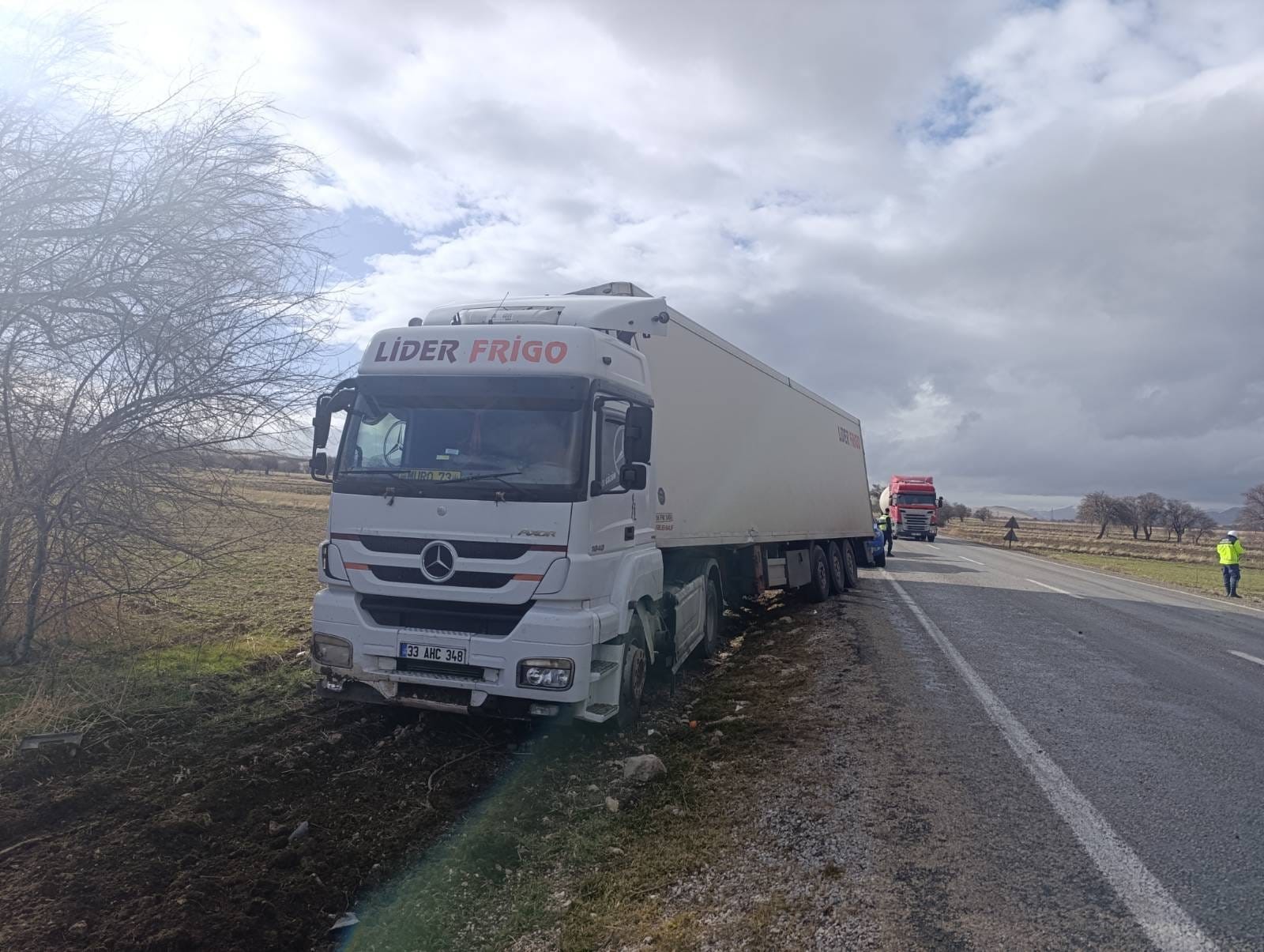 Otomobille Tır Çarpıştı.. Çok Sayıda Yaralı Var (3)