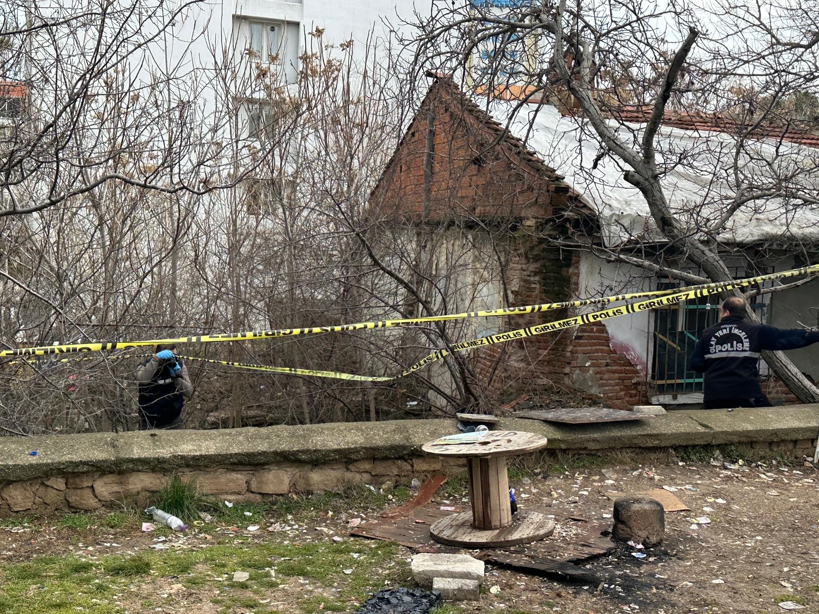 Parkta Erkek Cesedi Bulundu (3)