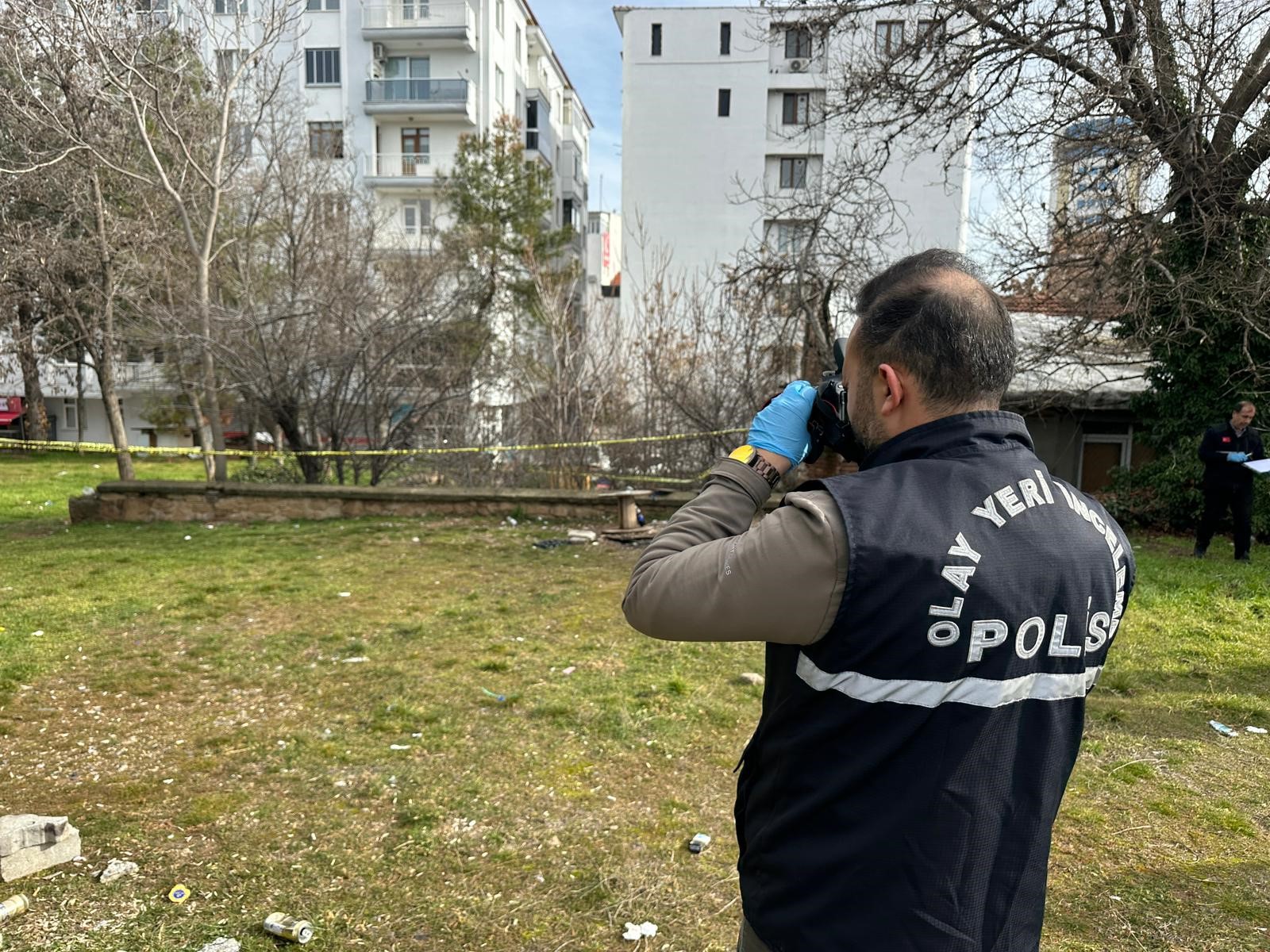 Parkta Erkek Cesedi Bulundu (5)