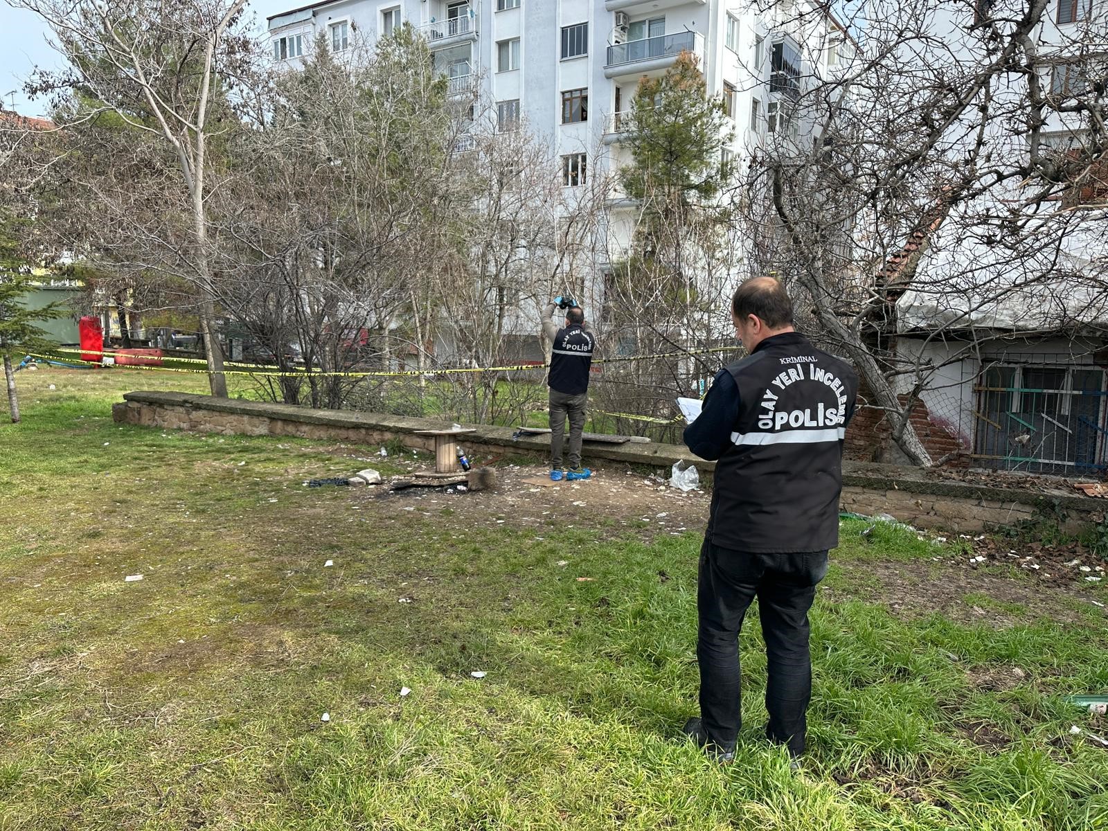 Parkta Erkek Cesedi Bulundu (6)