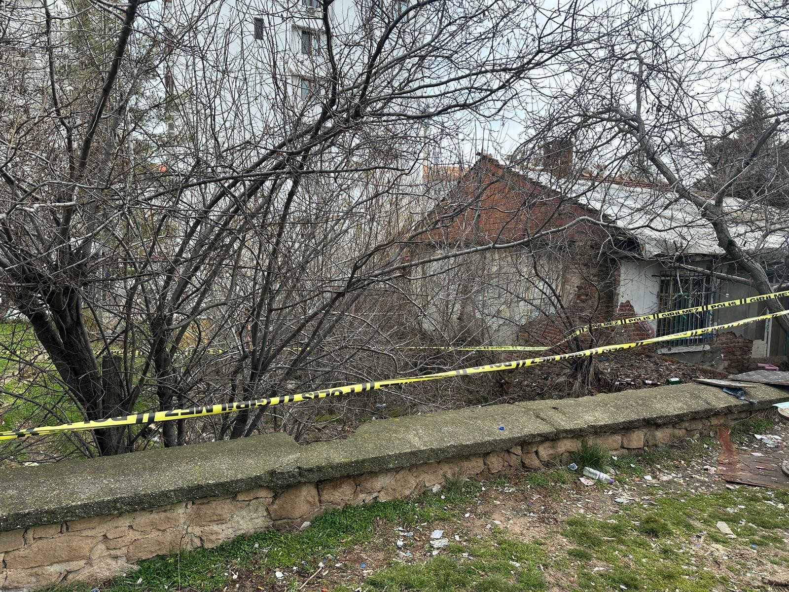 Parkta Erkek Cesedi Bulundu (7)