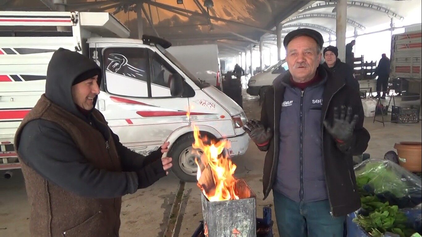 Pazar Esnafı Tenekede Ateş Yakarak Isınıyor (2)