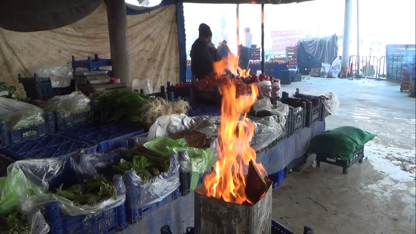 Pazar Esnafı Tenekede Ateş Yakarak Isınıyor (3)
